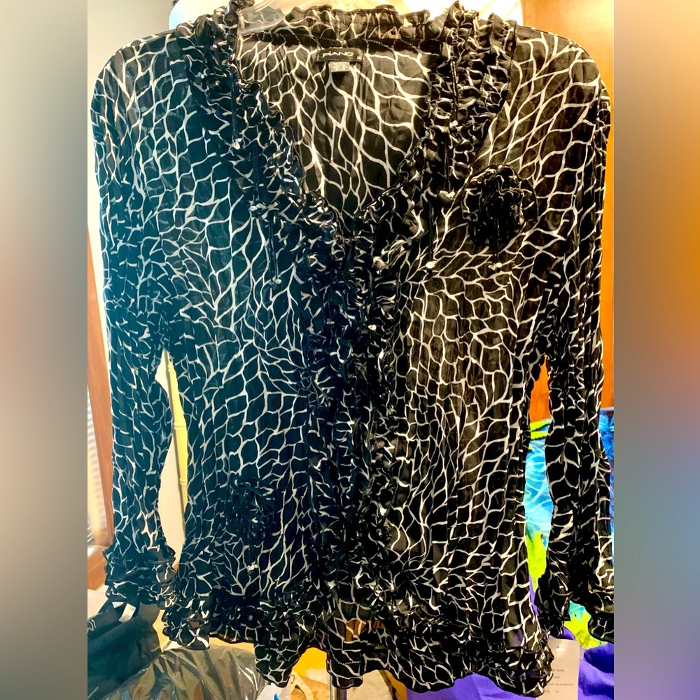 NWOT - PIANO New Black And White Accordion Print Blouse w/3D Flower $30